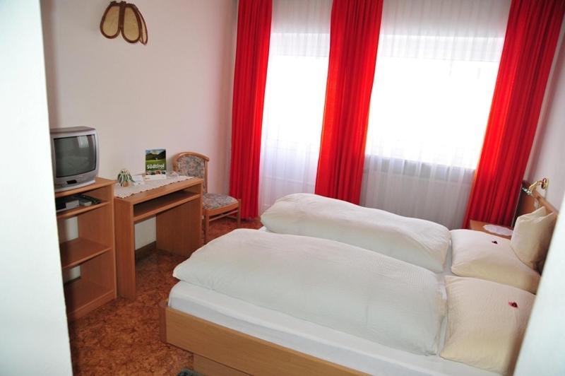 Pension Harrasser Falzes Habitación foto